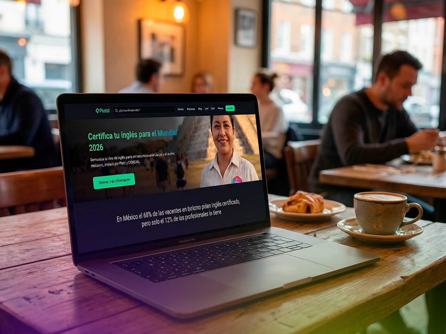 Computadora portátil en una cafetería mostrando la página de inicio de la microcredencial Habla Mundial.